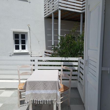 Three Harites Aparthotel Perissa  Bilik gambar