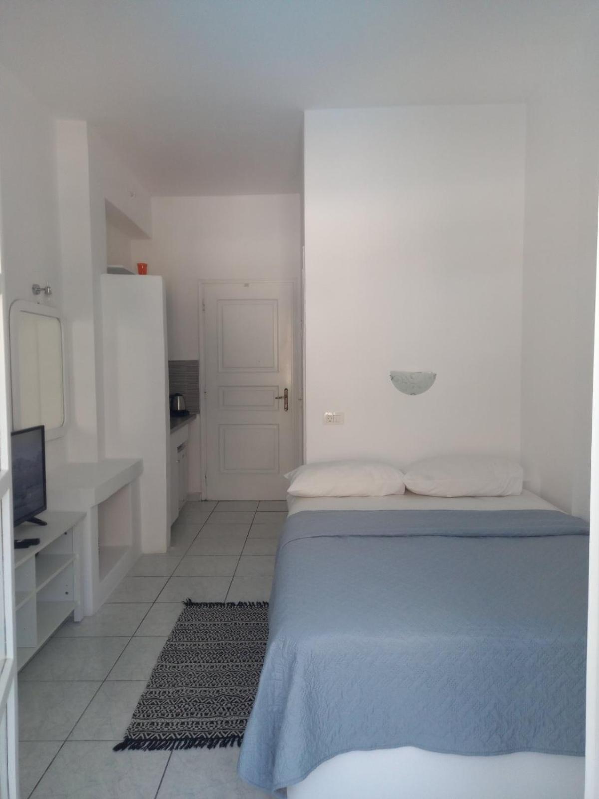 Three Harites Aparthotel Perissa  Bilik gambar