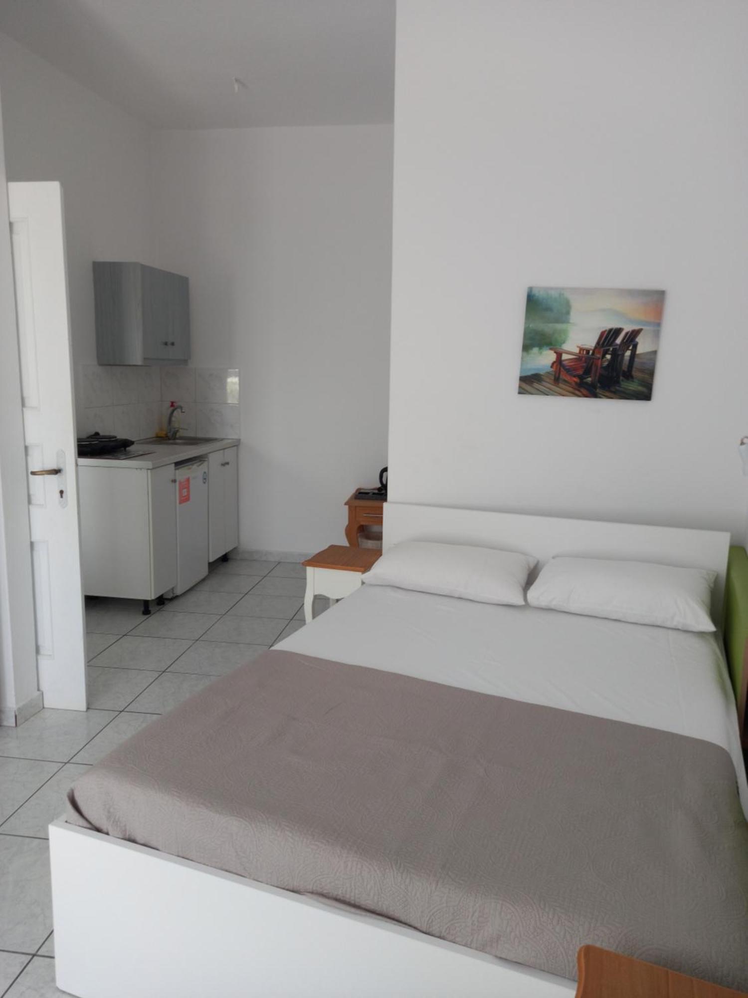 Three Harites Aparthotel Perissa  Bilik gambar