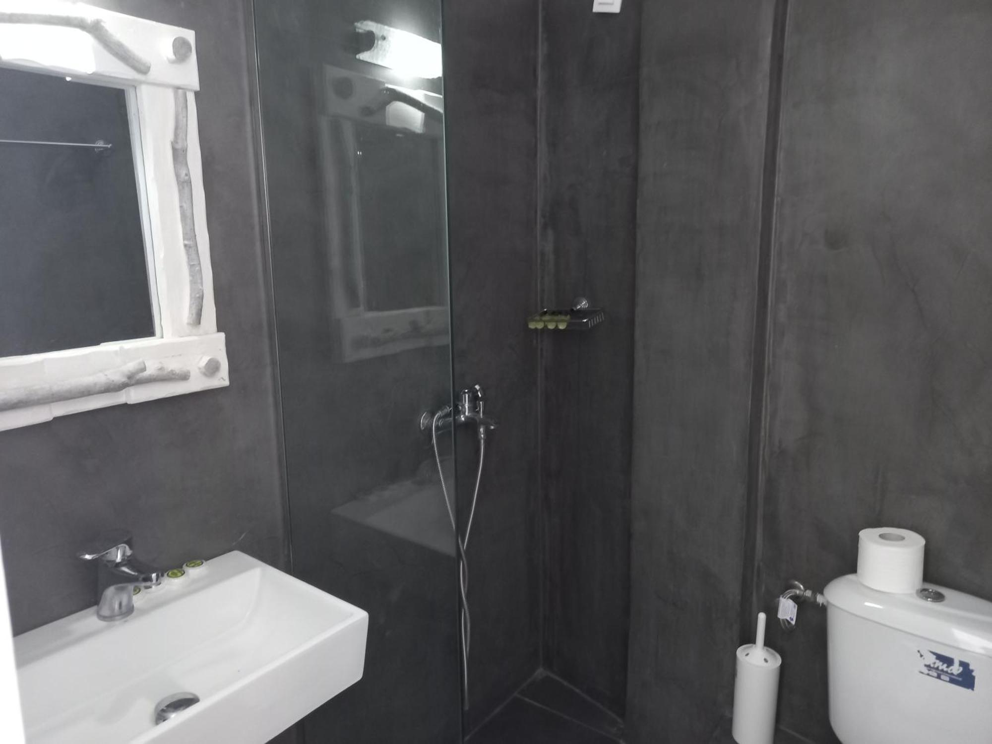 Three Harites Aparthotel Perissa  Bilik gambar