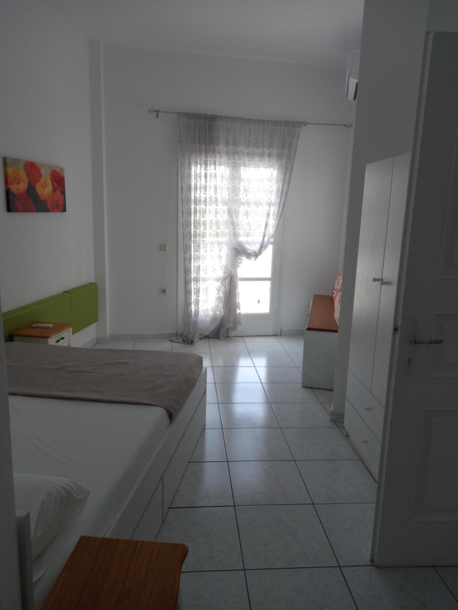 Three Harites Aparthotel Perissa  Bilik gambar