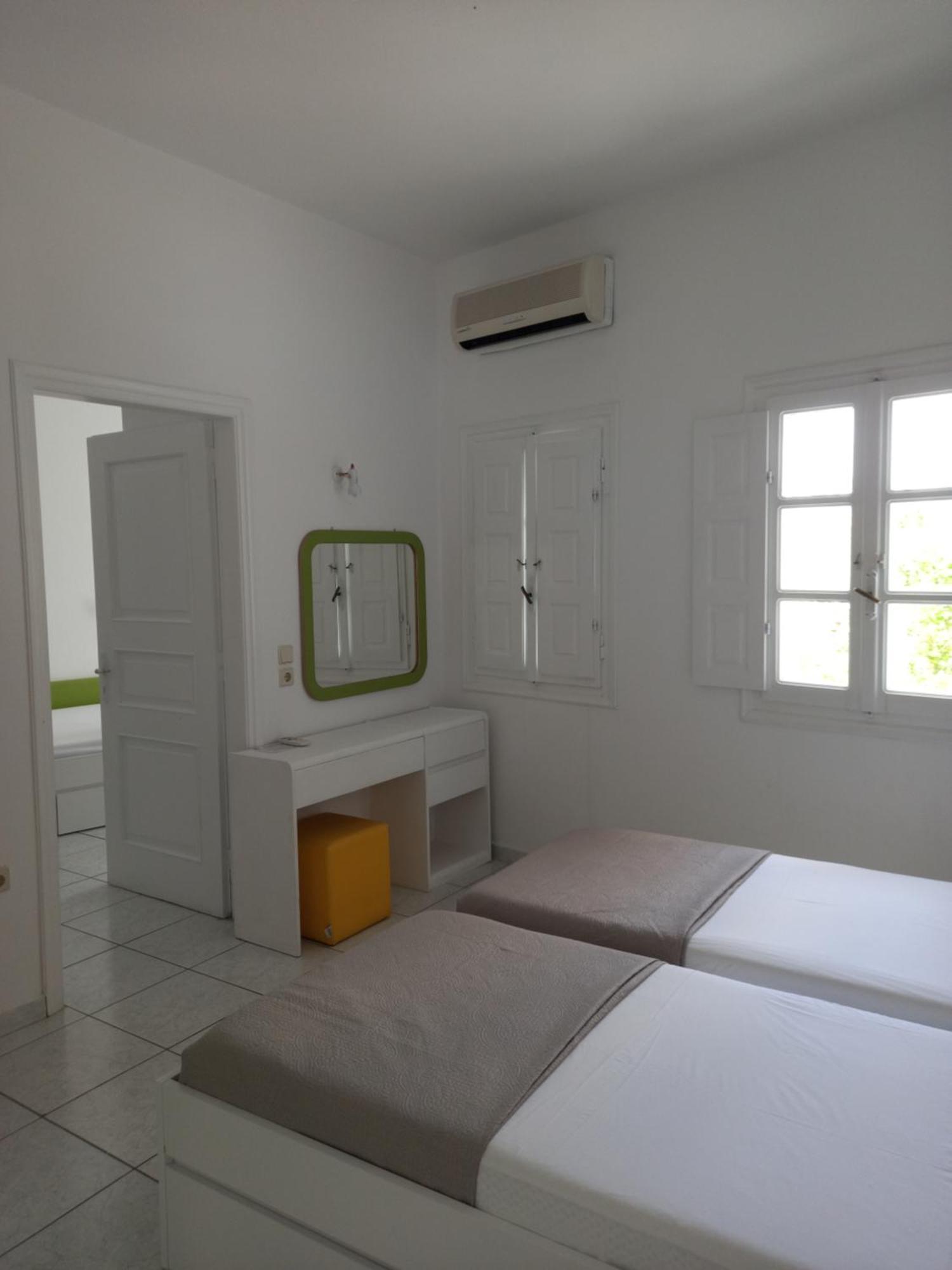 Three Harites Aparthotel Perissa  Bilik gambar