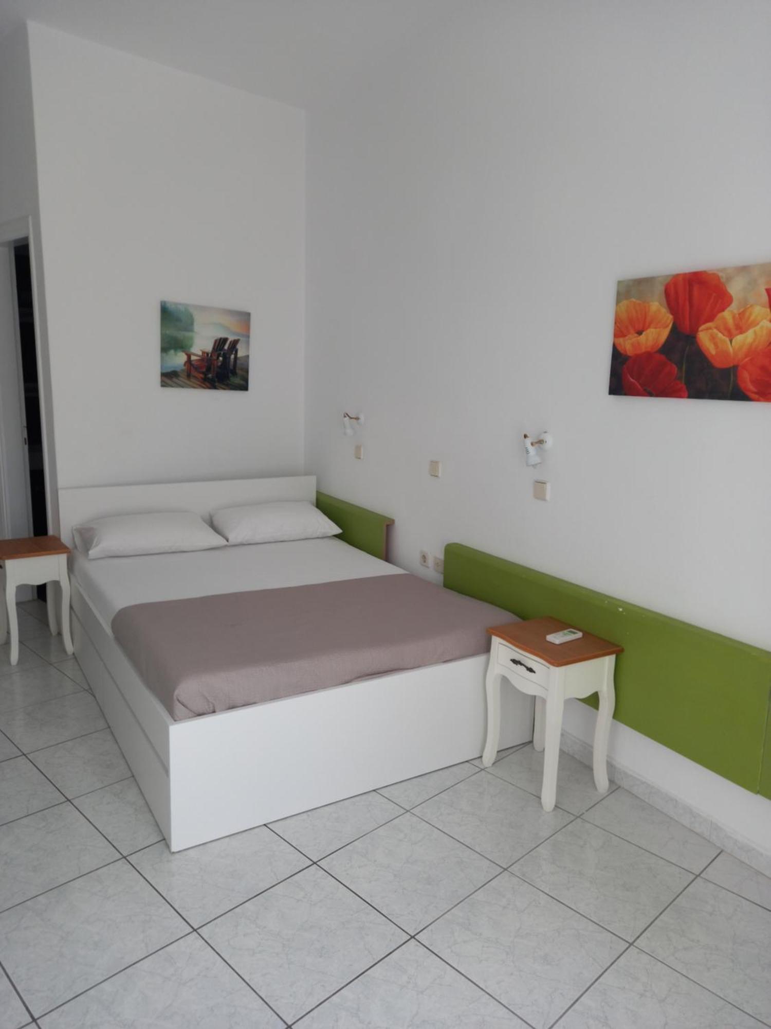 Three Harites Aparthotel Perissa  Bilik gambar